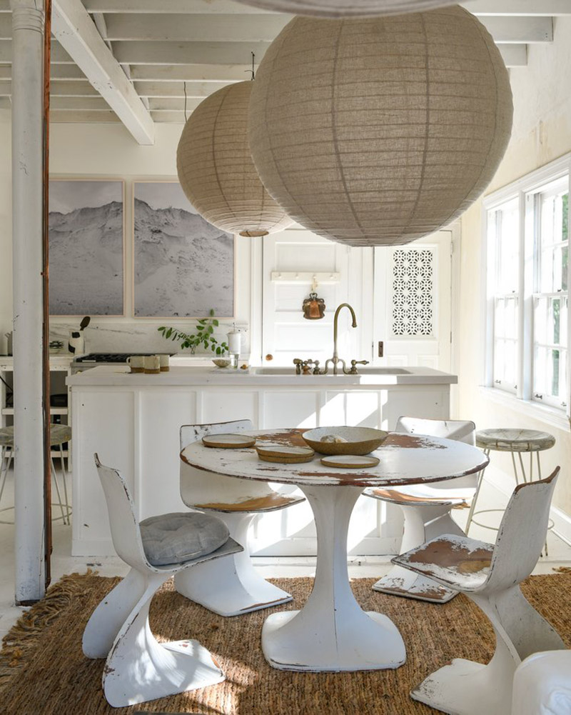 Un espace de salle à manger dans un style shabby blanc moderne avec du mobilier vintage chiné