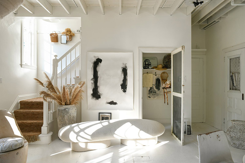 Une ambiance shabby blanc moderne, mélange de mobilier design et d'objets de brocante