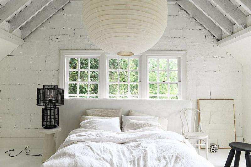 Une chambre sous les toits aménagée dans un style shabby blanc moderne