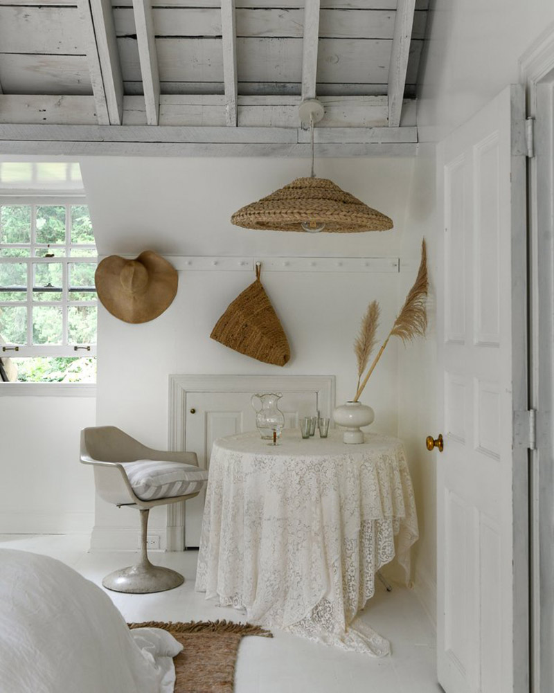 Une chambre sous les toits aménagée dans un style shabby blanc moderne