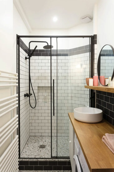 Salle de bain de style industriel Art Déco avec un sèche serviette blanc // Émilie Meulin - Projet : Appartement Legendre