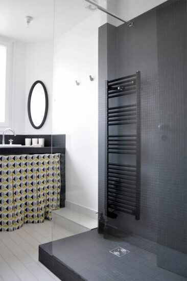Séche serviette noir sur carrelage noir - Projet de rénovation de salle de bains, signée Atelier Bel Ordinaire