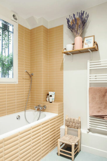 Sèche serviette blanc sur mur blanc - Salle de bain par Tatania Bicol pour un projet de duplex. On aime le carrelage abricoté