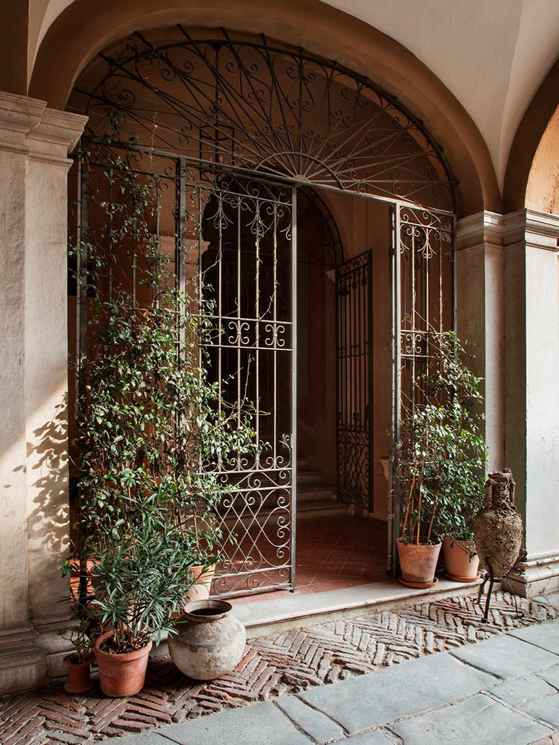 Le Palazzo Monti à Bresca, Italie, un palais au décor baroque dédié à l'art et au design