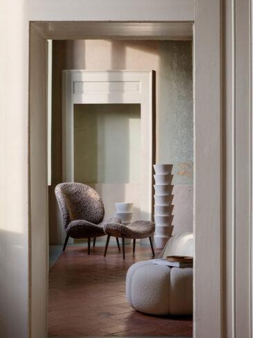 Vipp met en scène des pièces de sa collection de mobilier design au Palazzo Monti