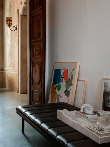 Vipp met en scène des pièces de sa collection de mobilier design au Palazzo Monti