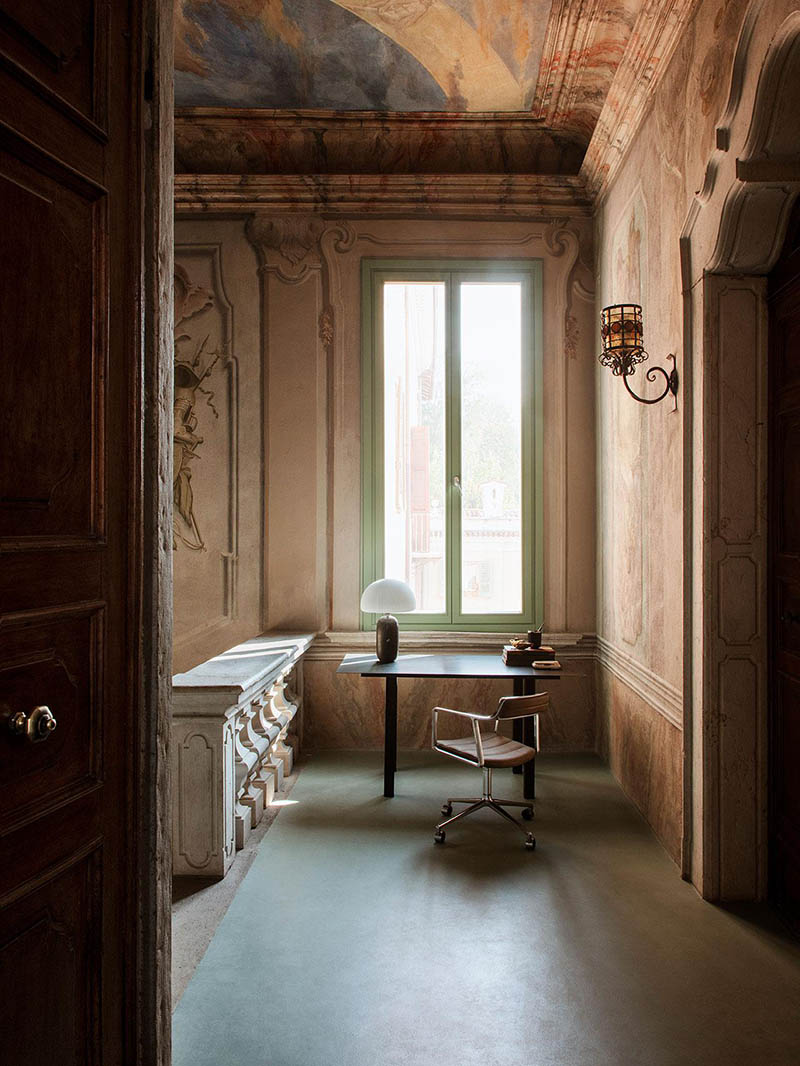 Vipp met en scène ses collections de mobilier design dans le Palazzo Monti à Bresca, Italie