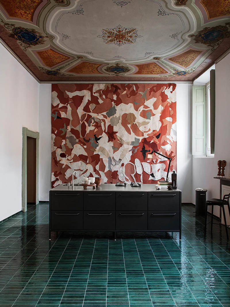 Un îlot de cuisine modulaire V1 de Vipp en noir mat - Vipp + Palazzo Monti