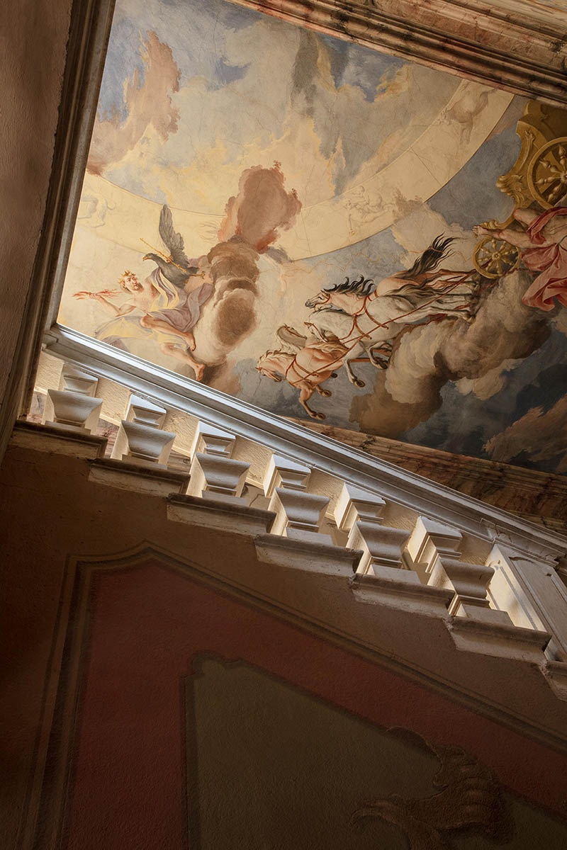 Le Palazzo Monti à Bresca, Italie, un palais au décor baroque dédié à l'art et au design