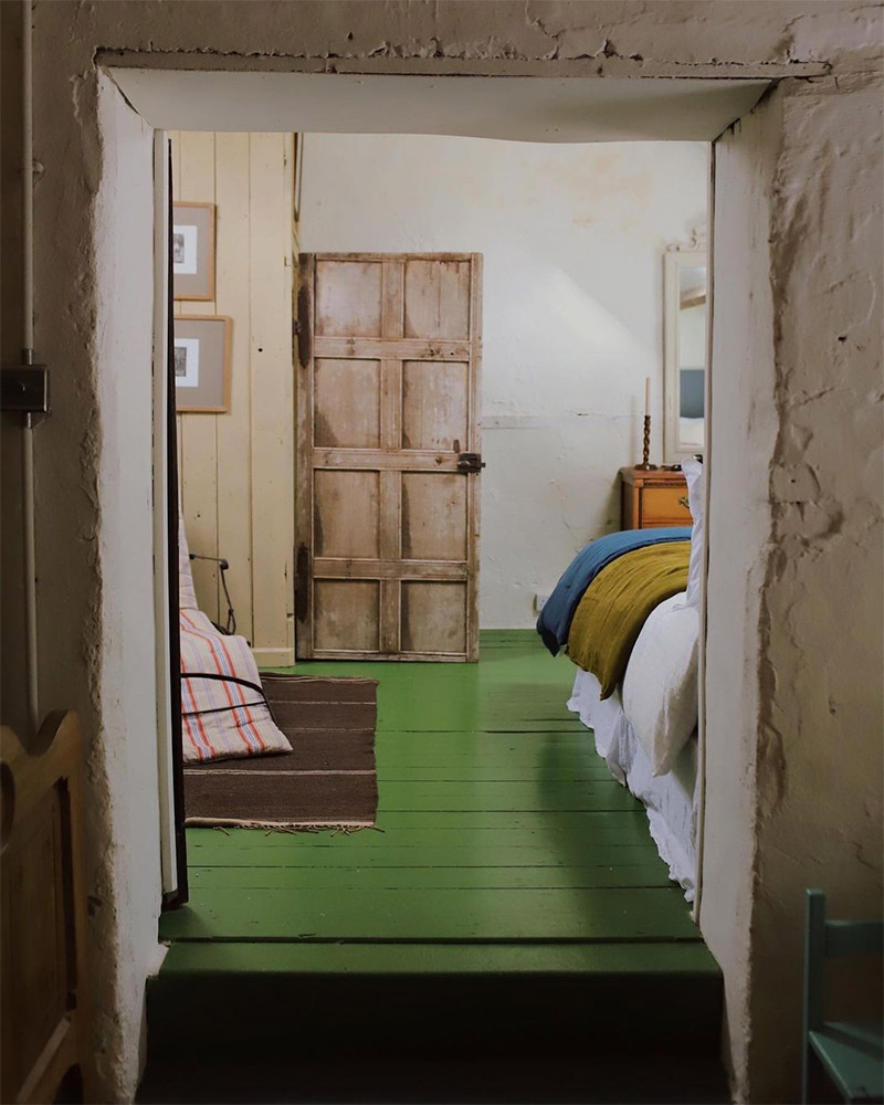 Un parquet peint en vert
