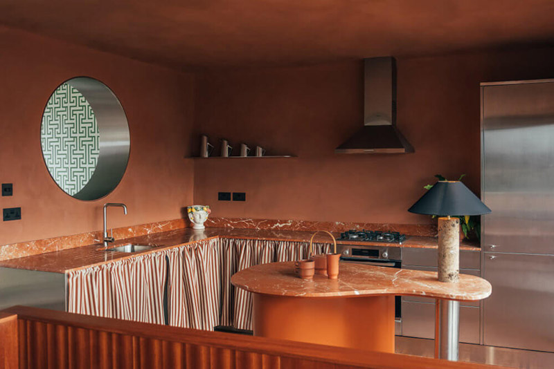 Une cuisine vintage connexion tarracotta - Conception : Sella concept - Projet : London abode