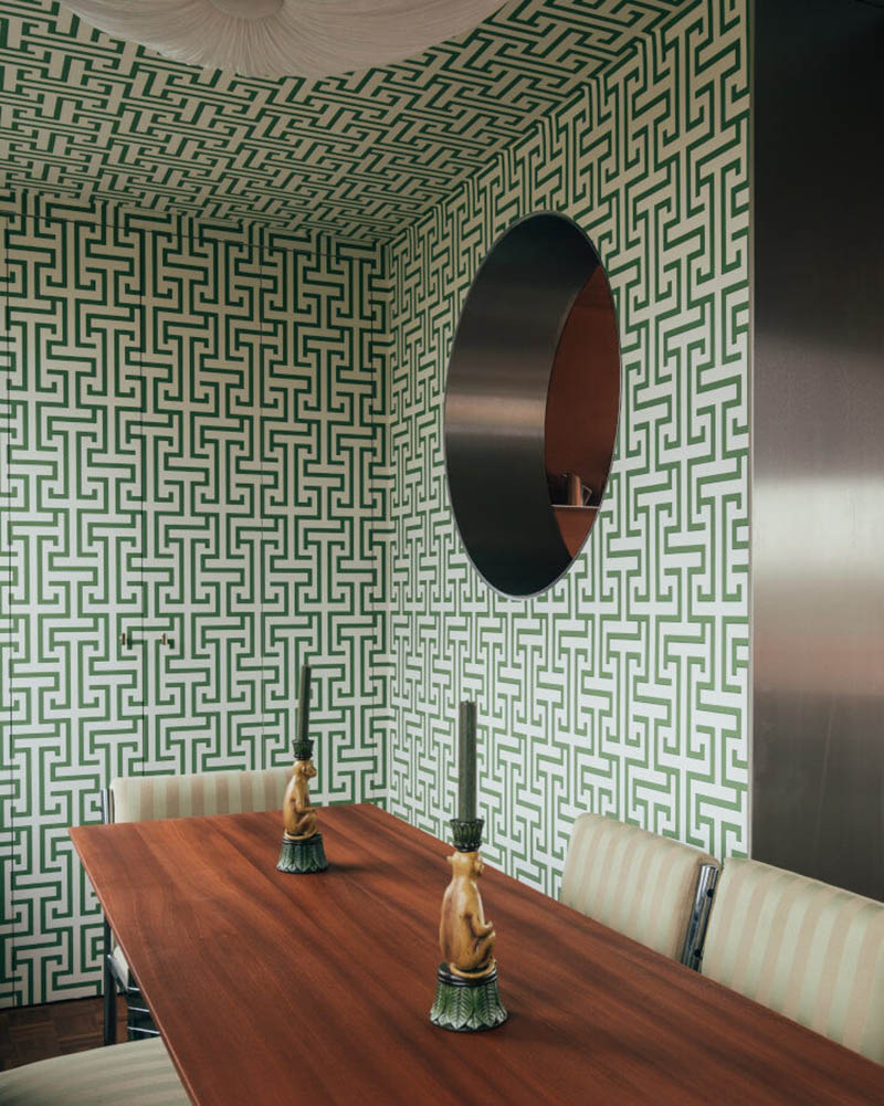 Du papier peint 70es pour cette salle à manger - Conception : Sella concept - Projet : London abode
