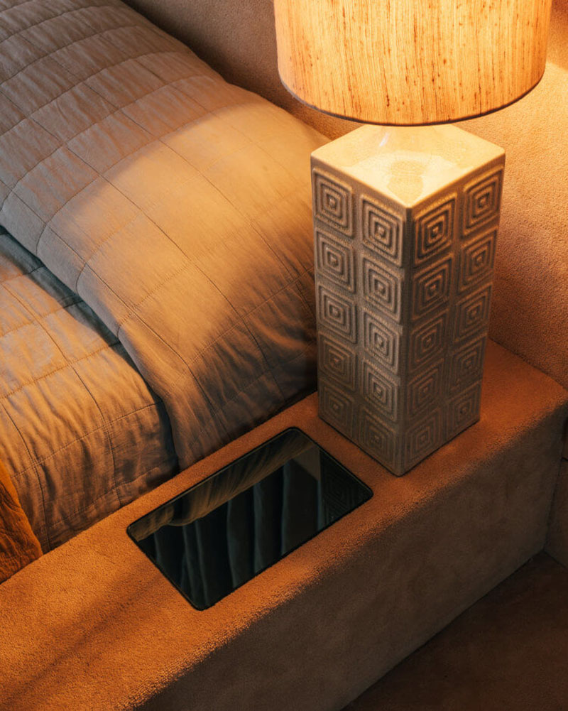 Un lit rétro vintage en velours et une lampe des années 70 - Conception : Sella concept - Projet : London abode