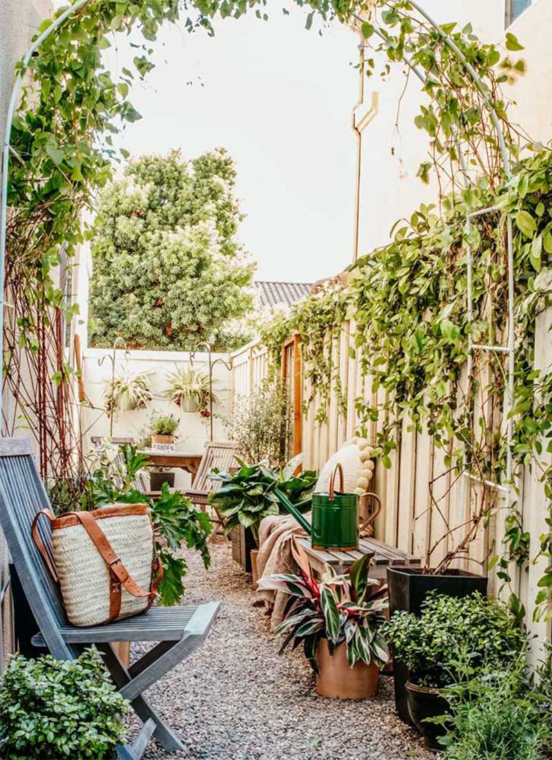 La transformation d'un espace extérieur coincé entre deux maisons en un petit jardin design par Anita Yokota