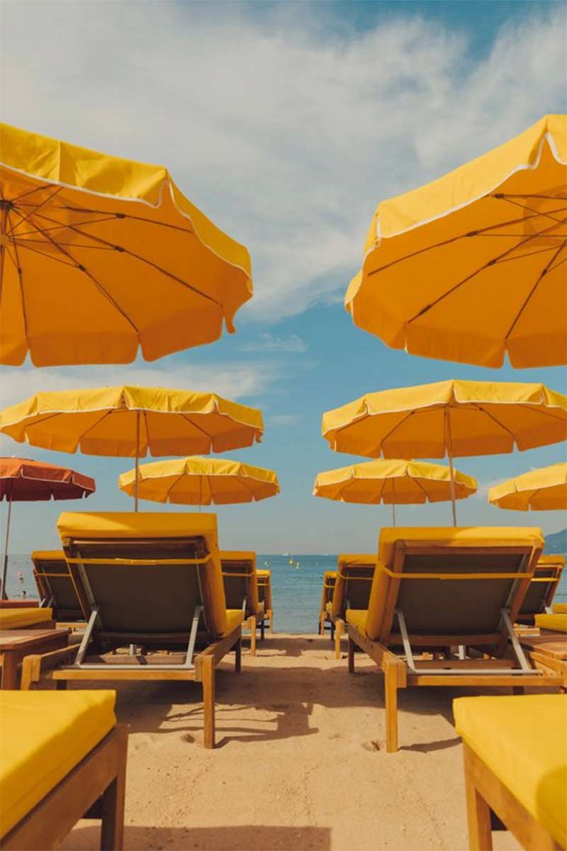 Le parasol en mode vintage orange - Bijou Plage, Cannes - Conception : Rashid Rivani