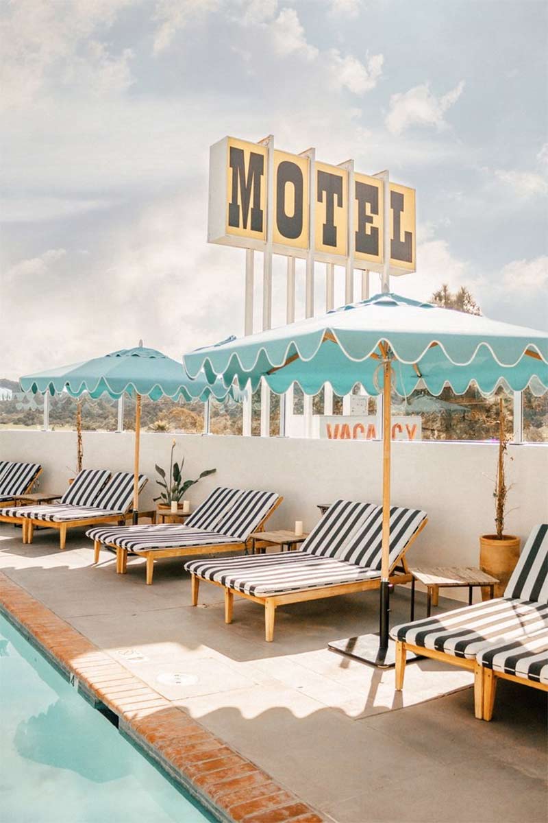 Le coin piscine de ce motel à Los Alamos avec ses parasols rétros