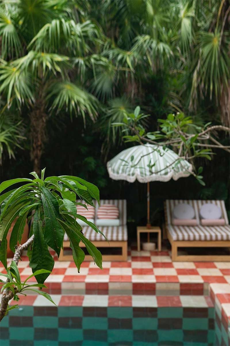 Bord de piscine à damier rouge et blanc et parasol vintage - Casa Pueblo Boca Paila, Tulum