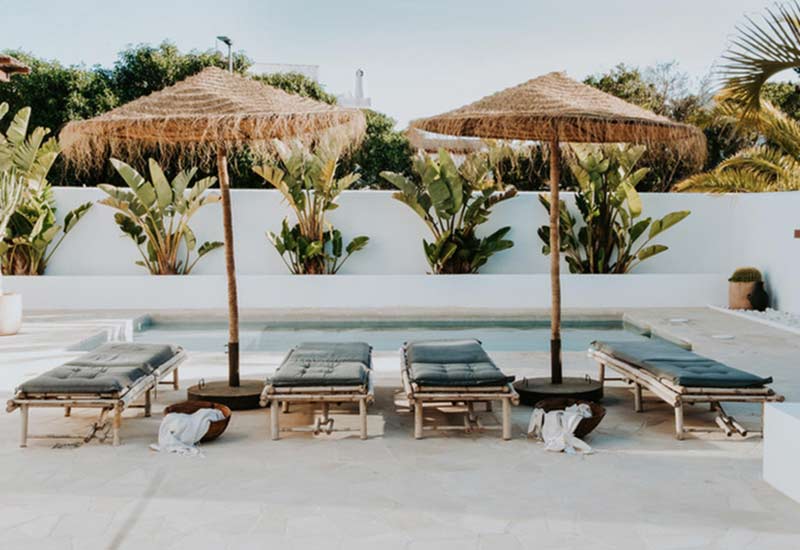 Parasols en palmier, devant la piscine de la casa Stellar, Ibiza
