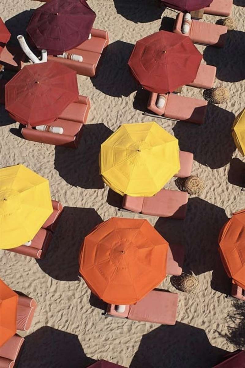 Le parasol en mode vintage orange - Plages rétro avec des parasols jaunes, oranges et rouges