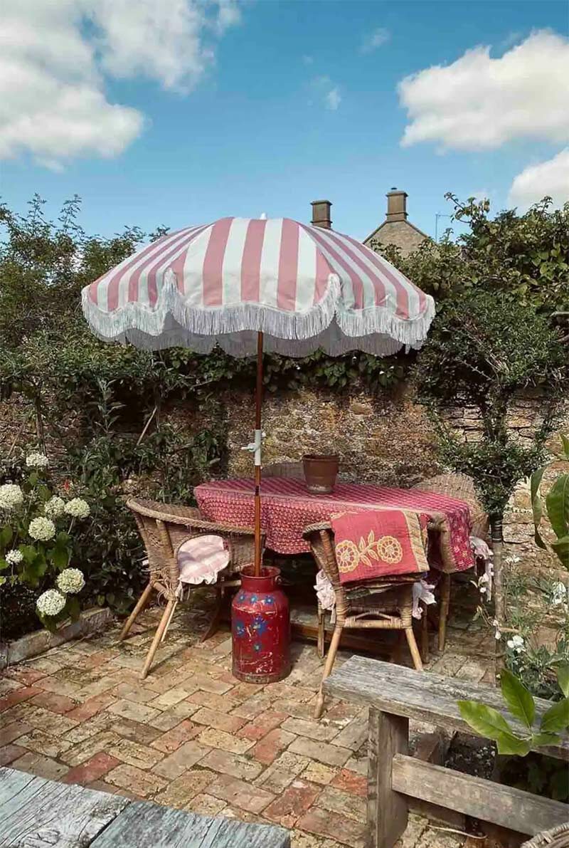 La terrasse d'un cottage anglais avec son installation rétro