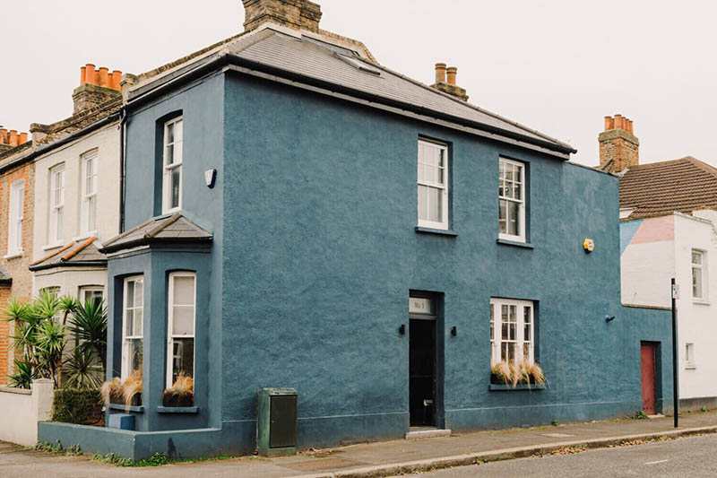 C'est une maison bleue à Londres, petite et étroite