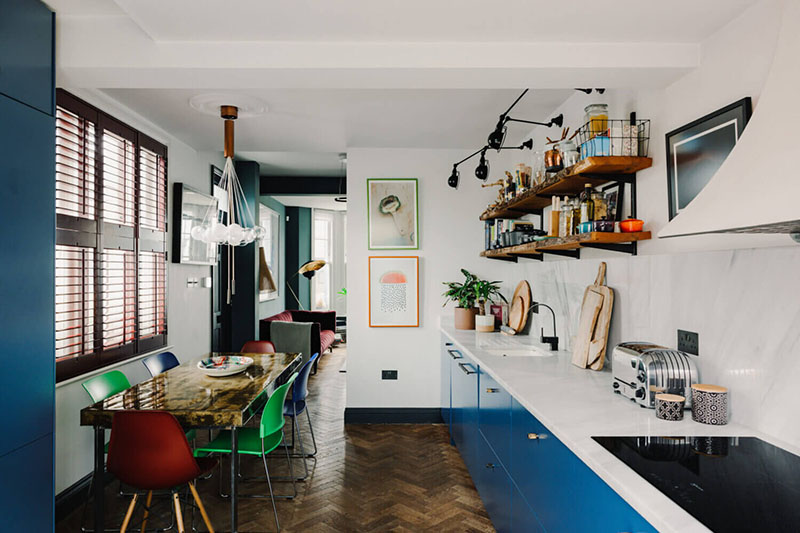 La cuisine bleue est installée sur le mur du fond tout en longueur