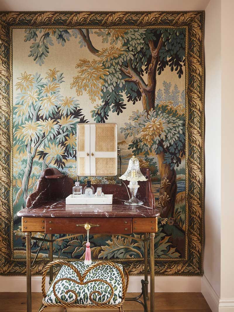 Petit bureau antique avec une tapisserie d'AUbusson comme décor
