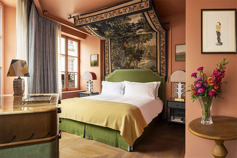 Une tapisserie en tête de lit - Hôtel Le Grand Mazarin, Paris