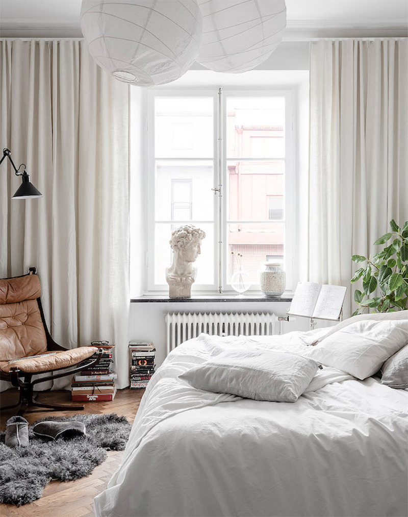 Appartement en Suède avec des rideaux en lin aux fenêtres