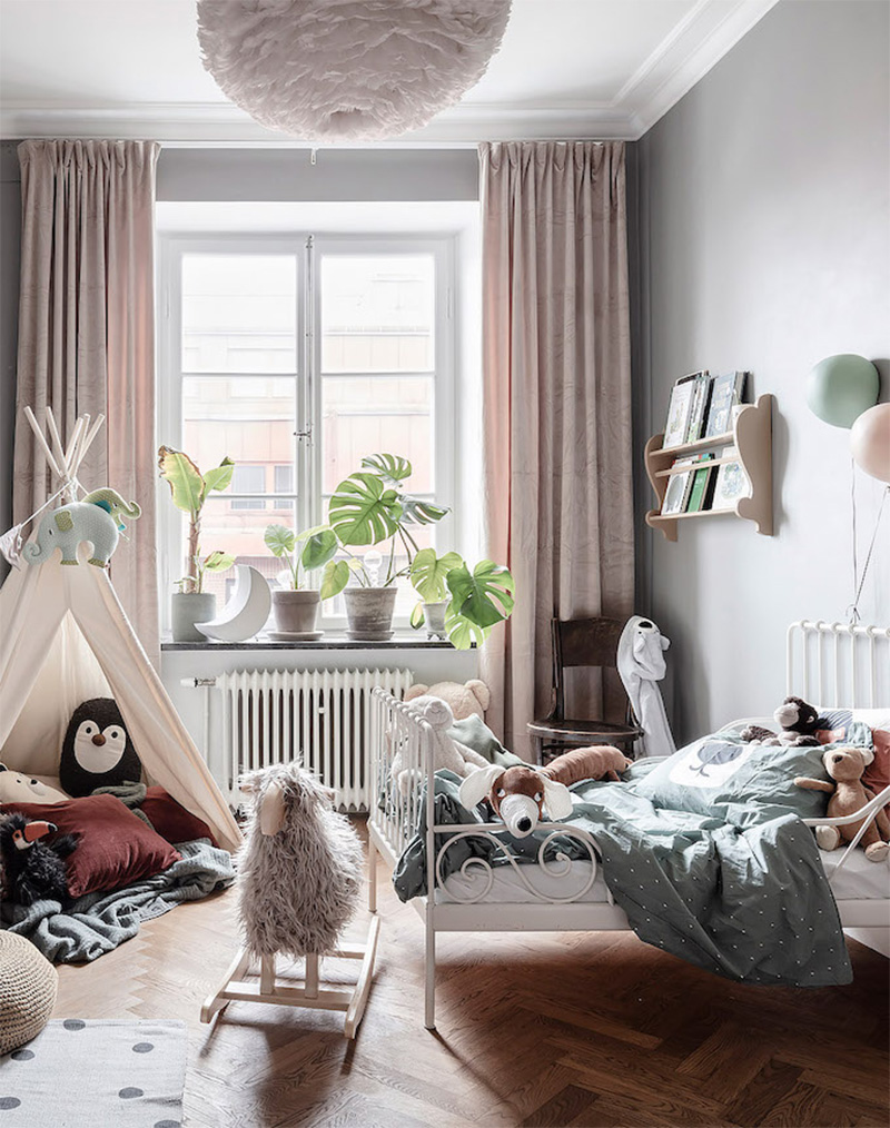 Appartement en Suède avec des rideaux en lin aux fenêtres