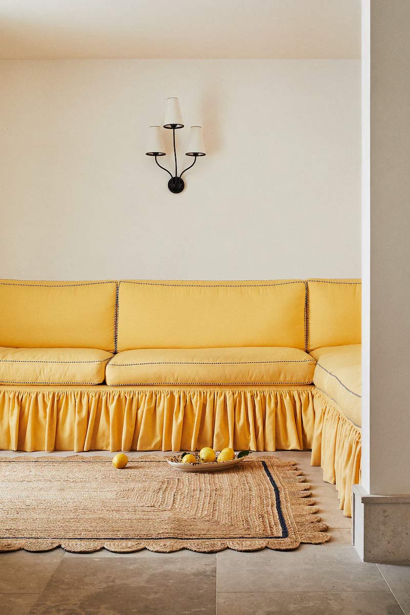 Banquette jaune ocre avec un jupon