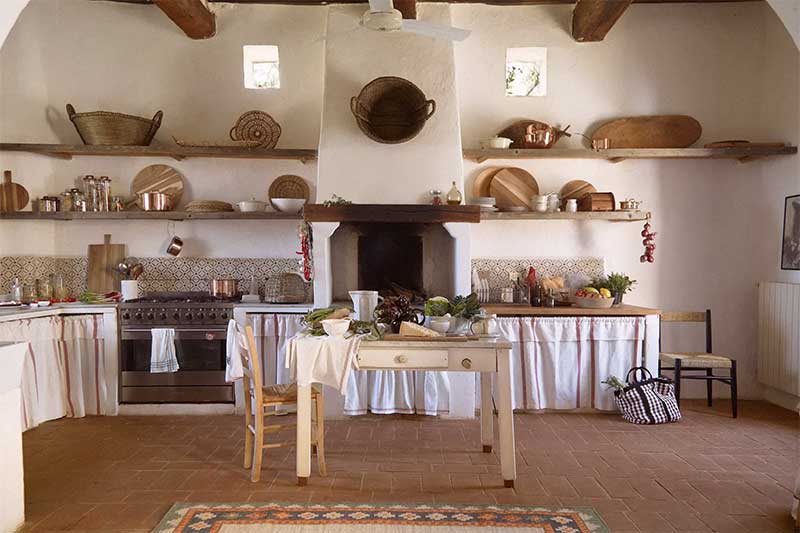 Une cuisine traditionnelle avec placards du bas décorés de rideaux blanc à rayures rouges