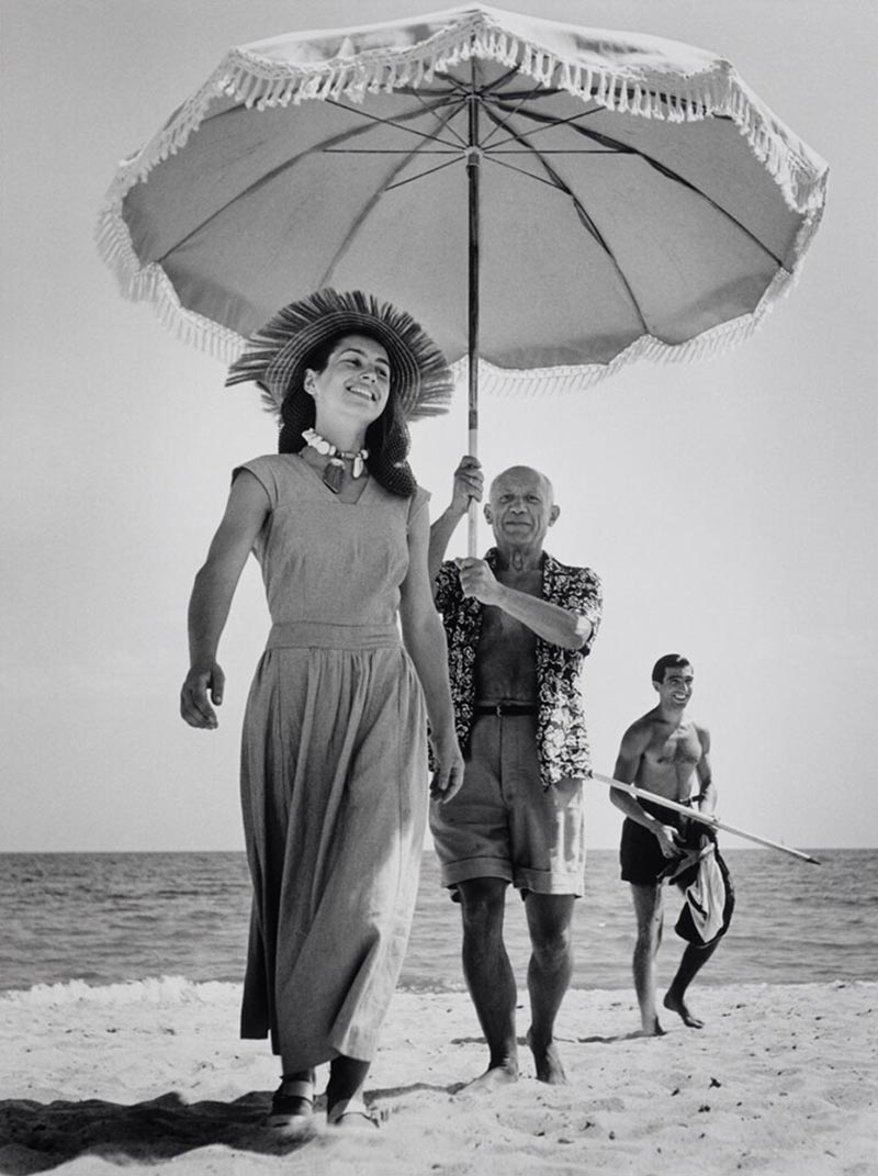 Photo de Robert Capa - Pablo Picasso avec Francoise Gilot et son neveu Javier Vilato sur la plage de Juan-les-Pins