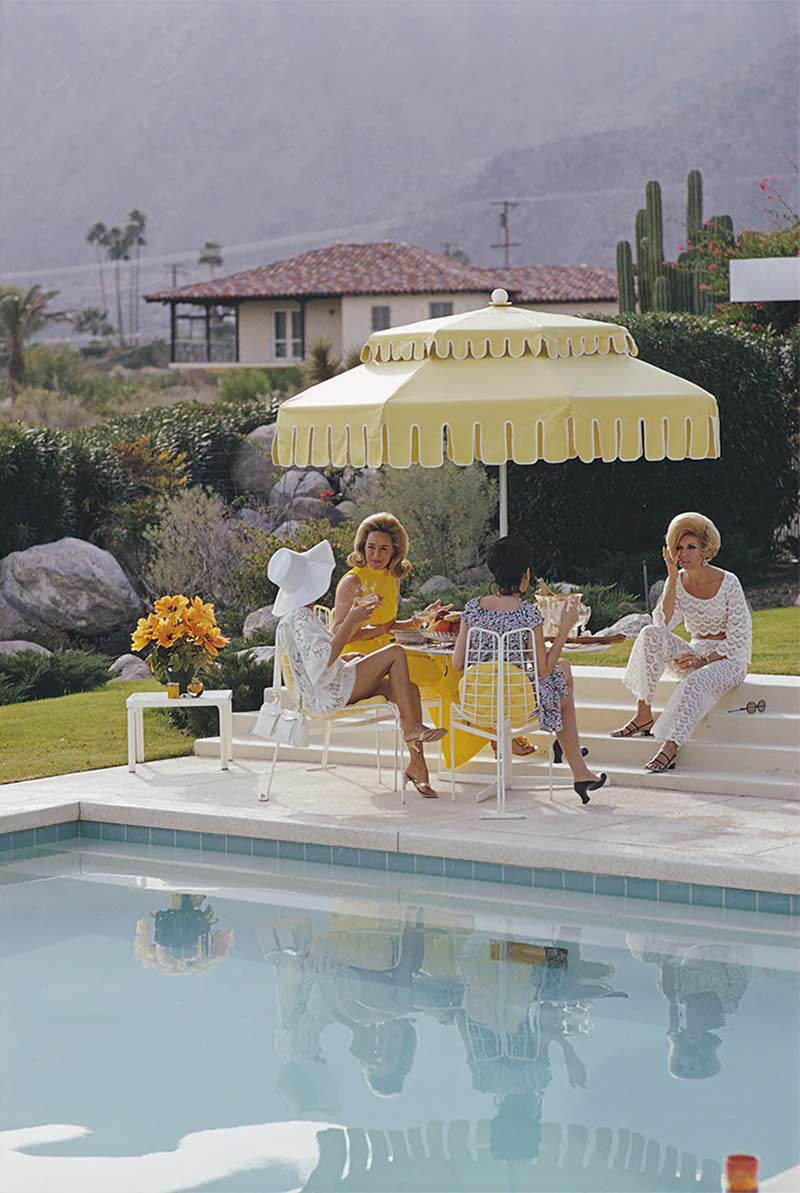 Photo de Slim Aarons - "Nelsa et ses amis", 1970, au bord de la piscine de la Kaufmann Desert House à Palm Springs, Californie