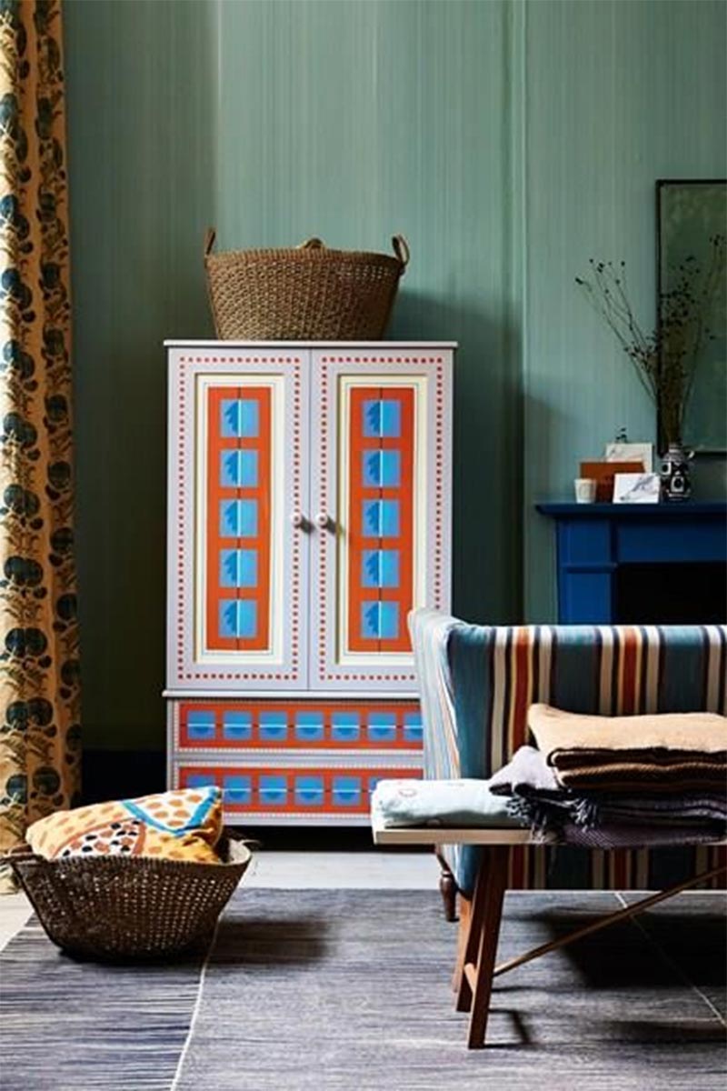 Armoire peinte par Cressida Bell avec des motifs inspirés de Charleston