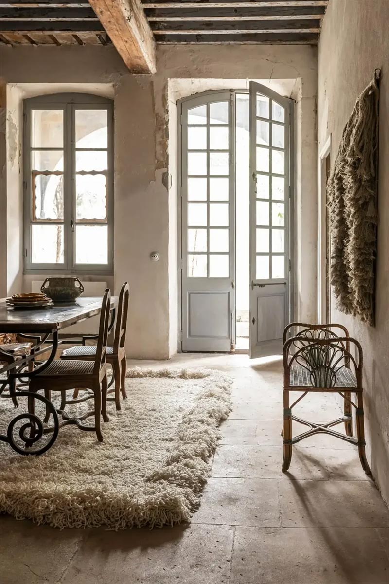 Une vieille cuisine en Provence au look old new avec les tapis touffus de Cappelen Dimyr