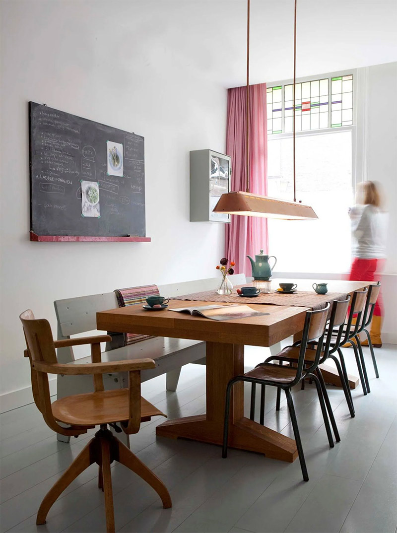 Une salle à manger avec de nombreuses chaises d'école