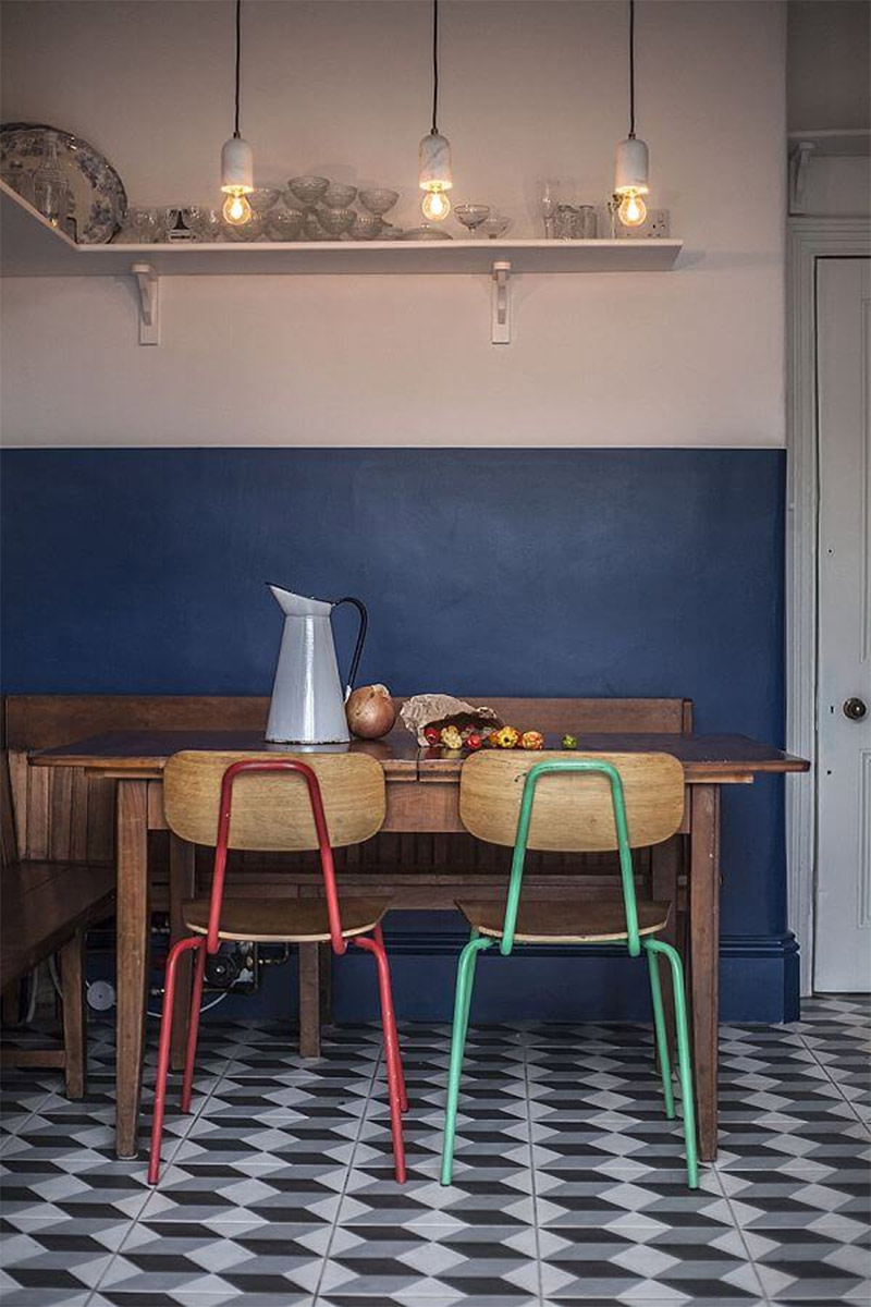 Un petit look brocante à l'anglaise pour ce coin repas avec des chaises d'écolier