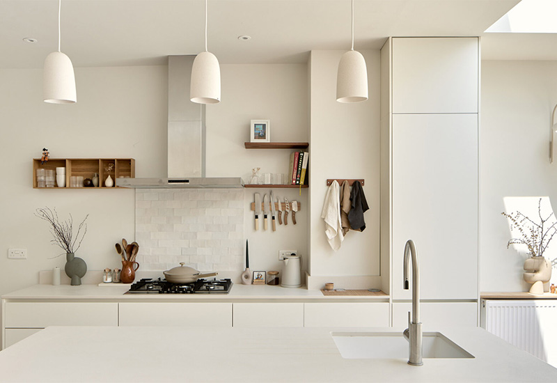 Une cuisine moderne blanc sur blanc avec de très beaux accessoires design pour un style nature design