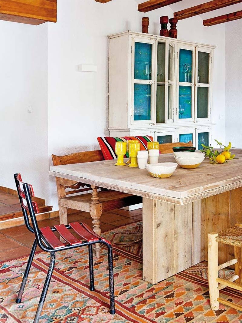 Une salle à manger au style méditerranéen coloré et ethnique chic