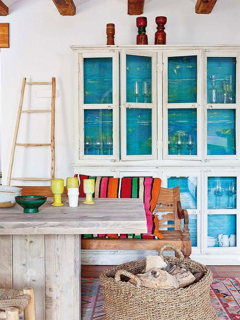 Une salle à manger au style méditerranéen coloré et ethnique chic