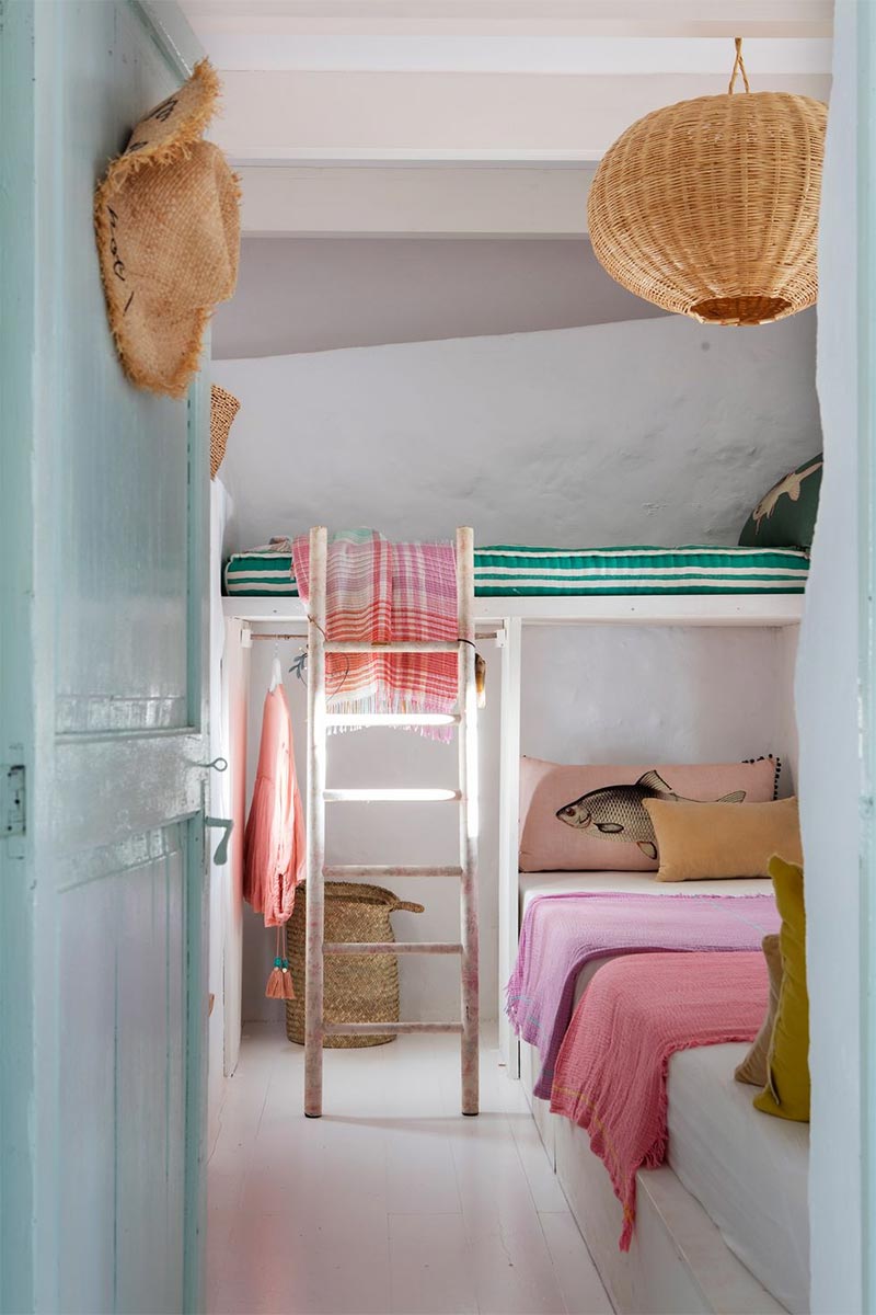 Une chambre dortoir au look méditerranéen coloré