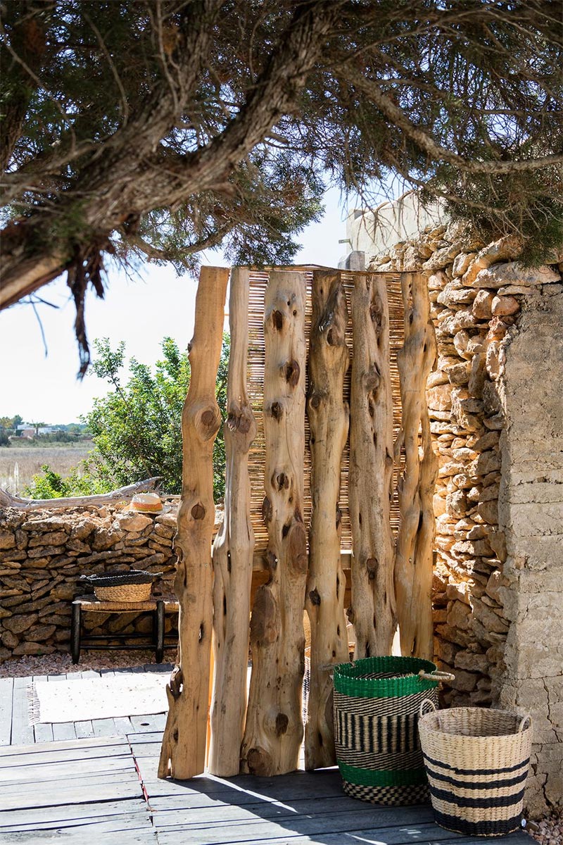 Une installation extérieure en pierres sèches et bois flotté