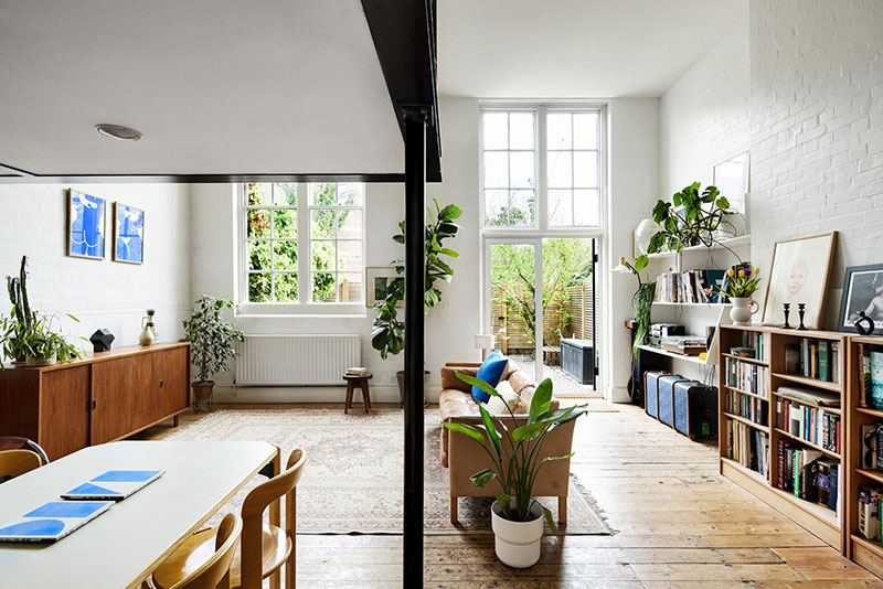 Mobilier vintage et design pour ce loft cool peuplé de plantes vertes