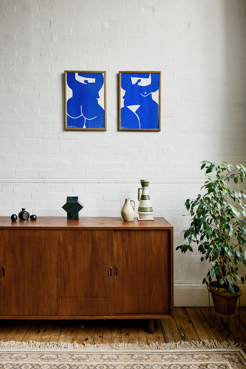 Enfilade scandinave vintage et cadre avec des illustrations bleues électriques