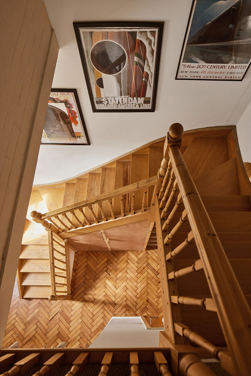 Vieil escalier en bois d'école, décoré avec des cadres d'anciennes affiches