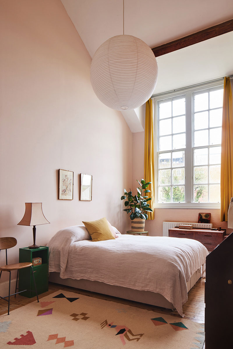 Une chambre rose blush, meublée avec du mobilier vintage