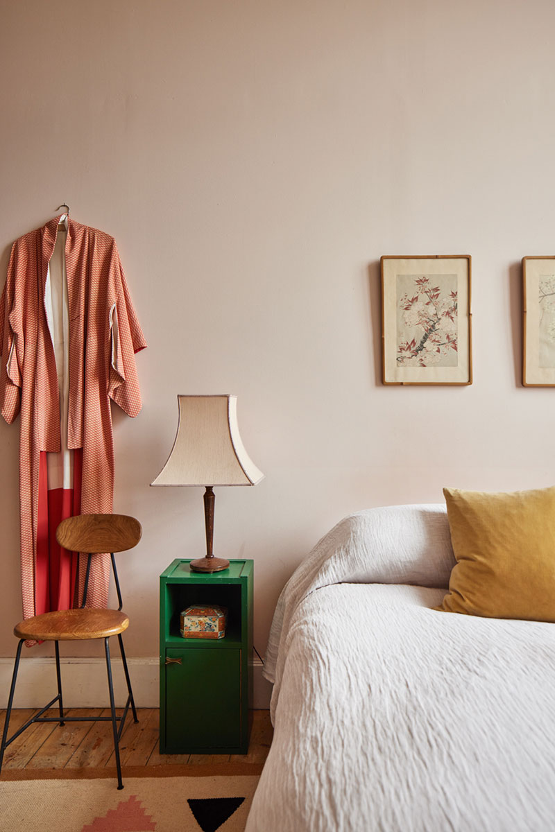 Une chambre rose blush, meublée avec du mobilier vintage