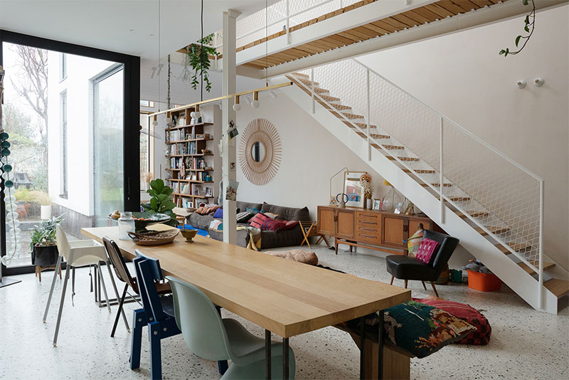 Table de salle à manger avec chaises dépareillées pour un look cool