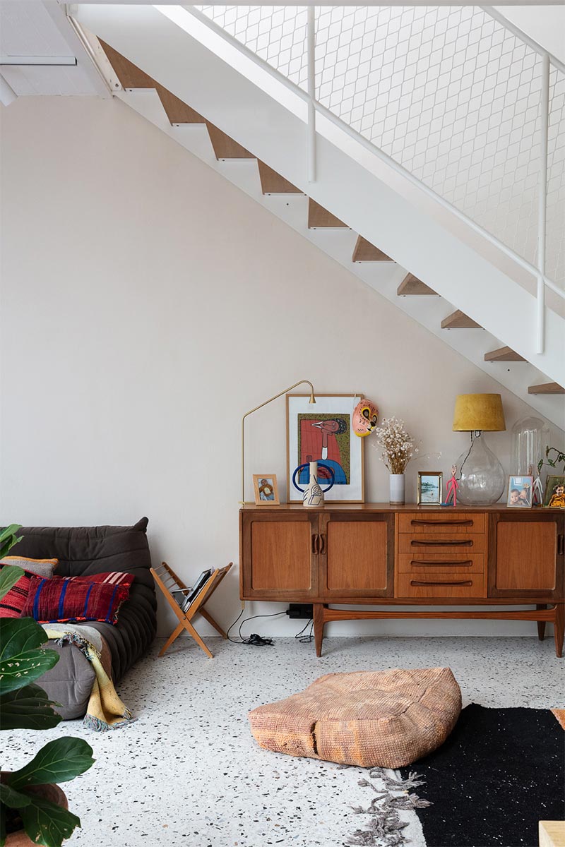 Sol en terrazzo, escalier en acier et mobilier vintage éclectique